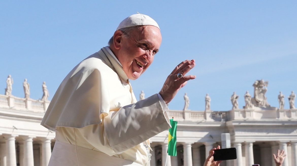 What Time Does The Pope Come Out
